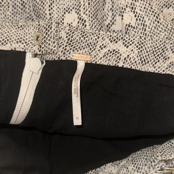 Free People Black and White Faux Suede Snake Print Skirt Size 10 - Picture 3 of 3